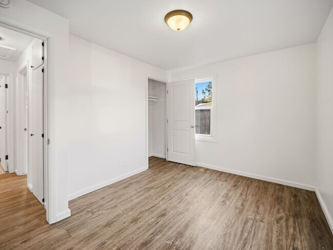 Building Photo - 6011 N Braeburn Dr