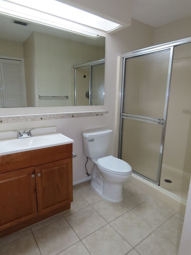 Building Photo - Sunnyside Lakeview 2br/2ba Apartment