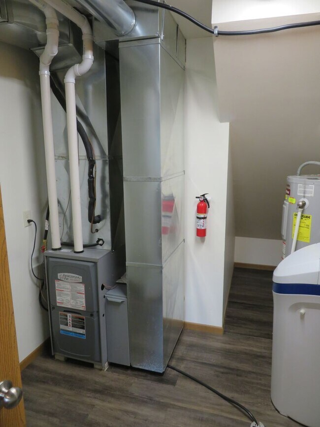 Building Photo - Harry Roethle Briarwood Duplex