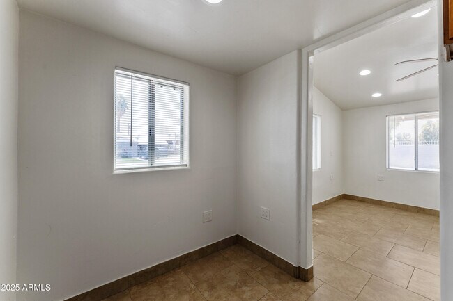 Building Photo - 1860 W Glenrosa Ave