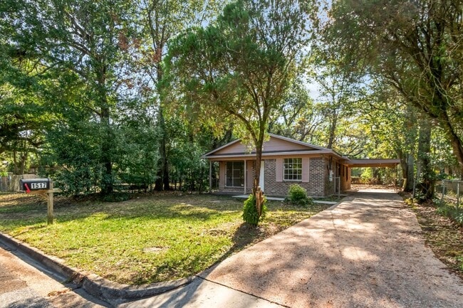 Building Photo - Charming Brick Home Close to Downtown Mobile and Quick Access to I-10!