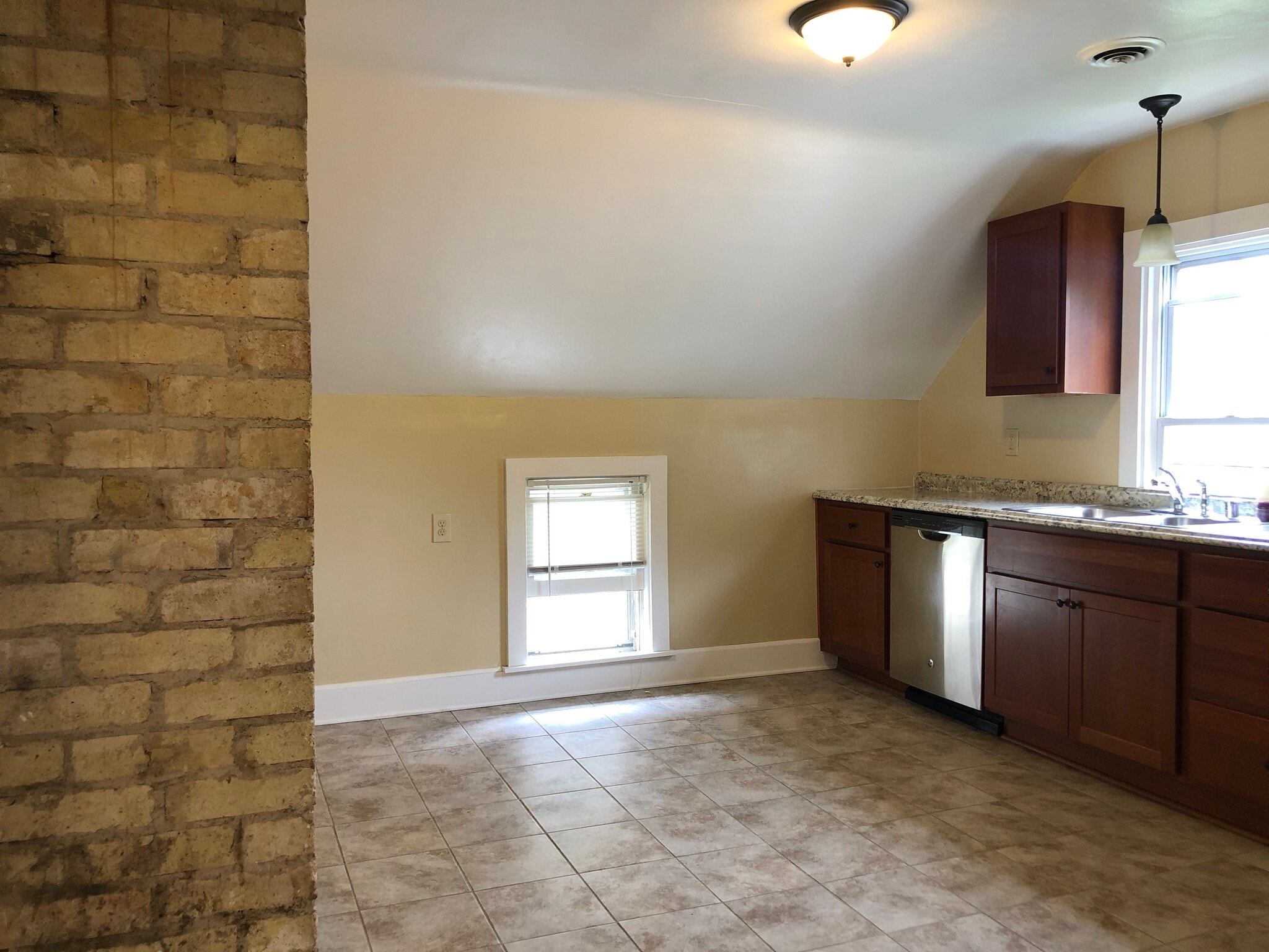 Building Photo - 2213 S Robinson Ave