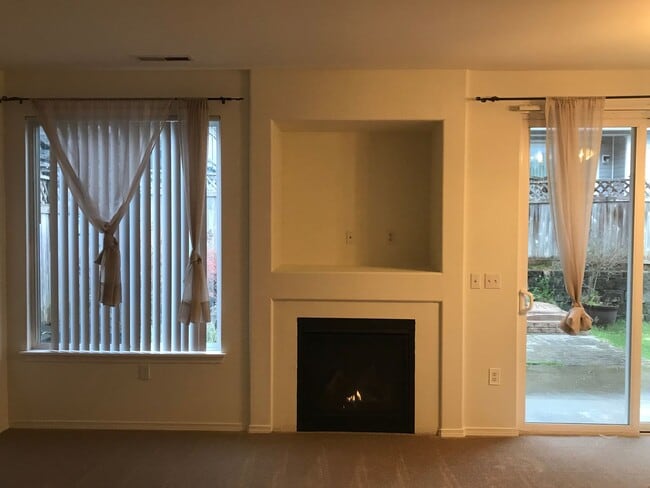 Building Photo - 4 Bed 3 Bath Gated Townhome Near Maplewood Golf