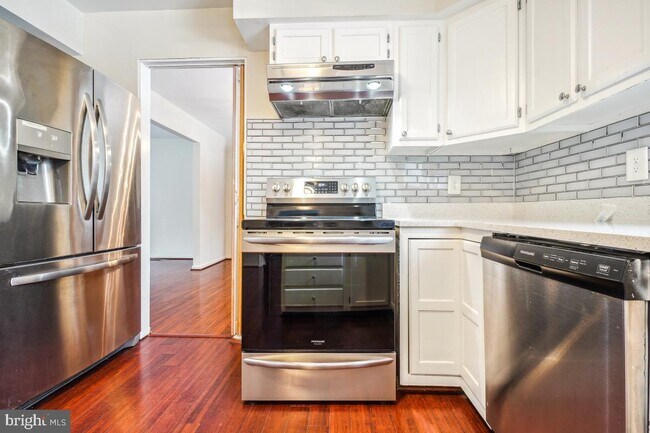 Building Photo - 817 Falcon Dr