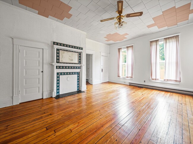 Building Photo - 4 Bedroom/2 Bath Home for Rent