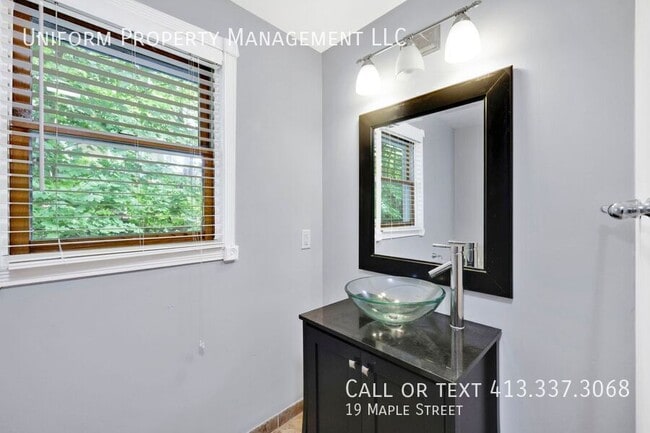 Building Photo - 19 Maple St