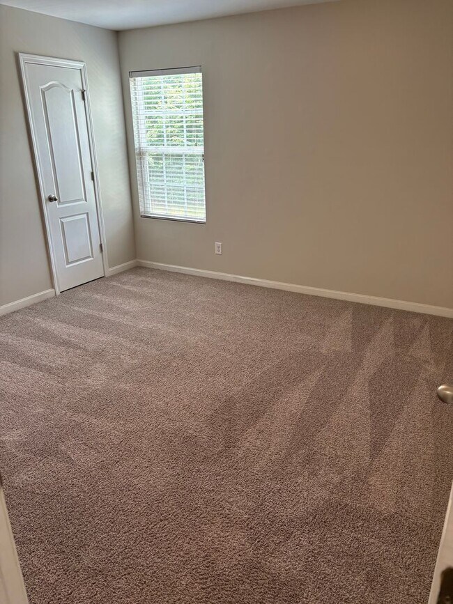 Building Photo - Four Bedroom Home In Mineral Springs/Unive...