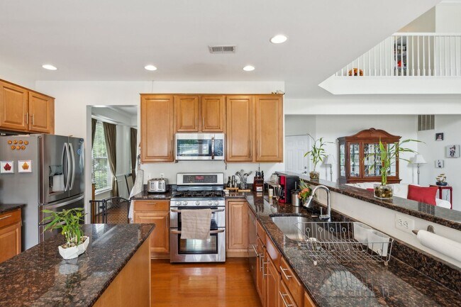 Building Photo - Stunning single-family home filled with th...