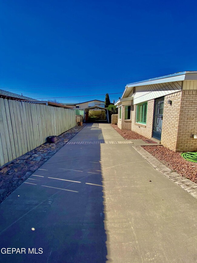 Building Photo - 1305 Vista De Oro Dr