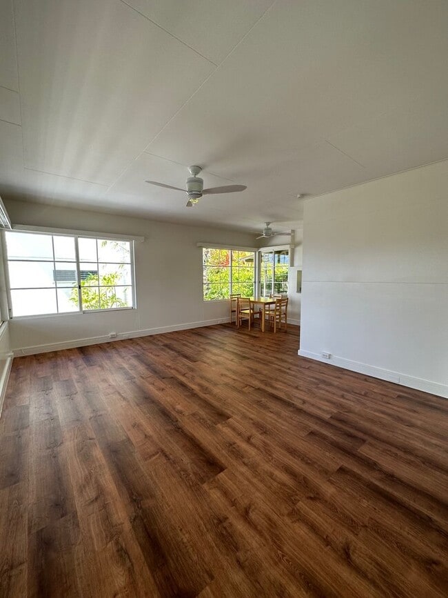 Building Photo - Spacious 2 bedrooms, 1 bath with parking