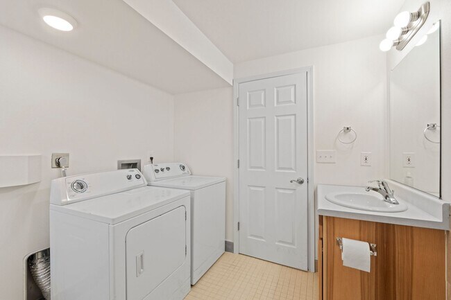 Building Photo - Single-Family Residence for rent in South Valley!