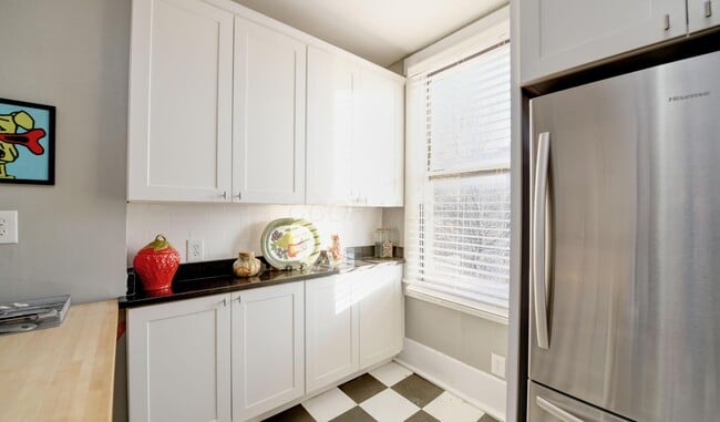 Building Photo - 705 Bryden Rd