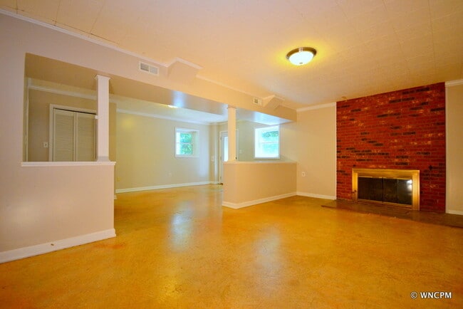 Building Photo - 17 Laurel Park Dr