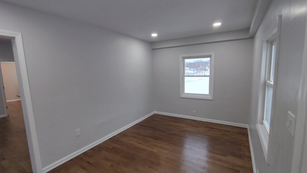 Building Photo - 223 Ash St