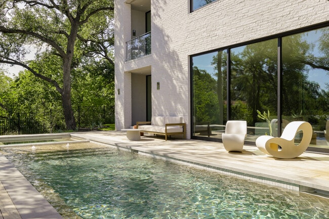 Building Photo - 2106 Matthews Dr