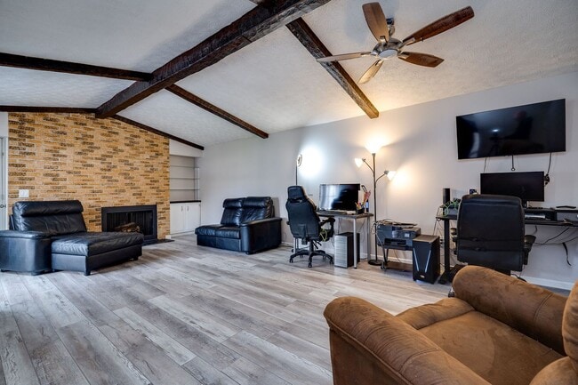 Building Photo - COME SEE THIS BEAUTY!