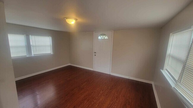 Building Photo - 925-927 Flood St