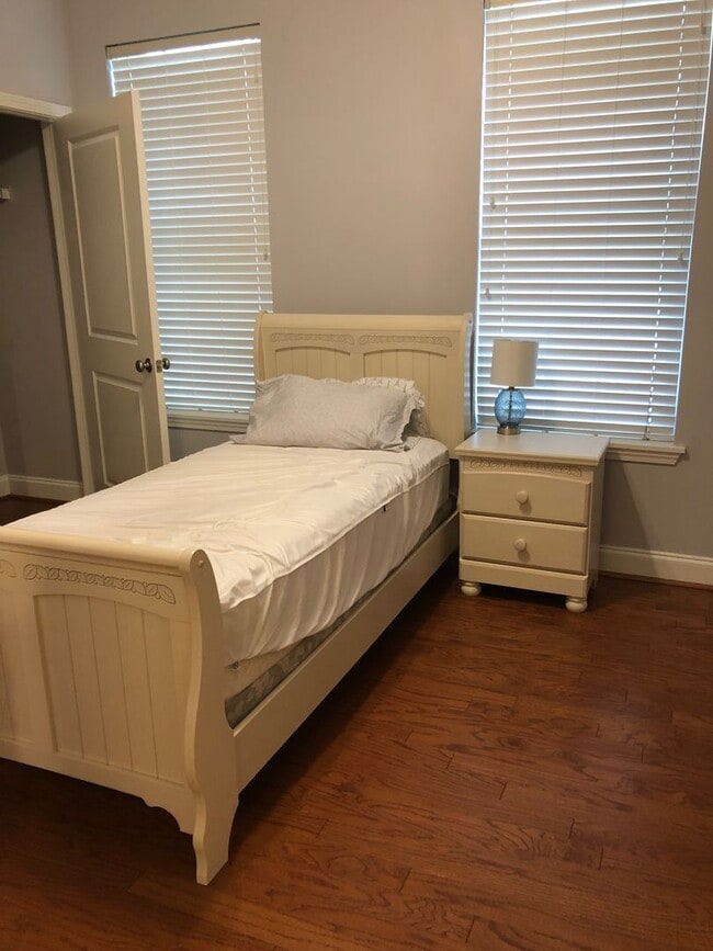 Building Photo - Luxury 2 Bedroom 2 Bath Near USC