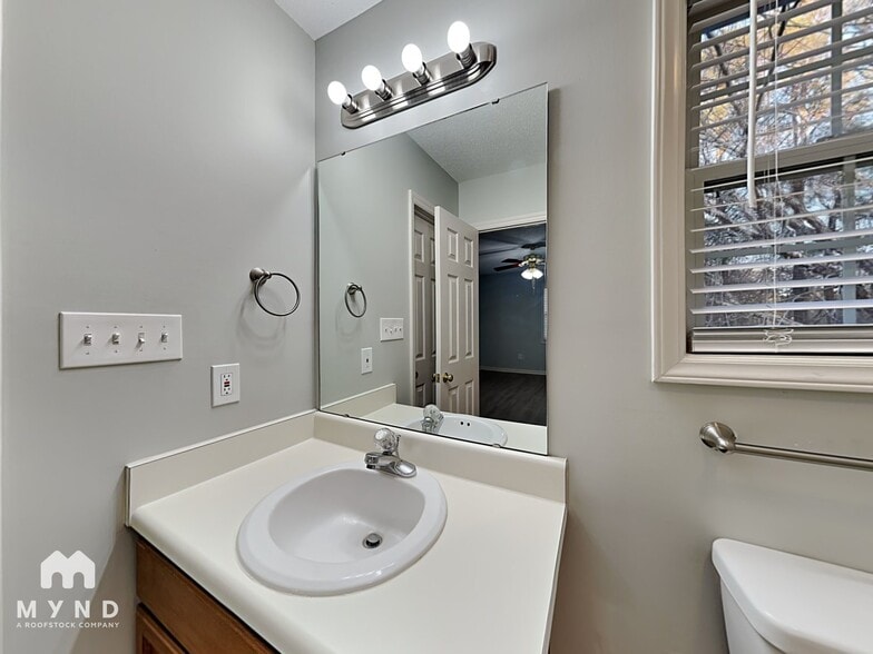 Building Photo - 2024 Julian Ln