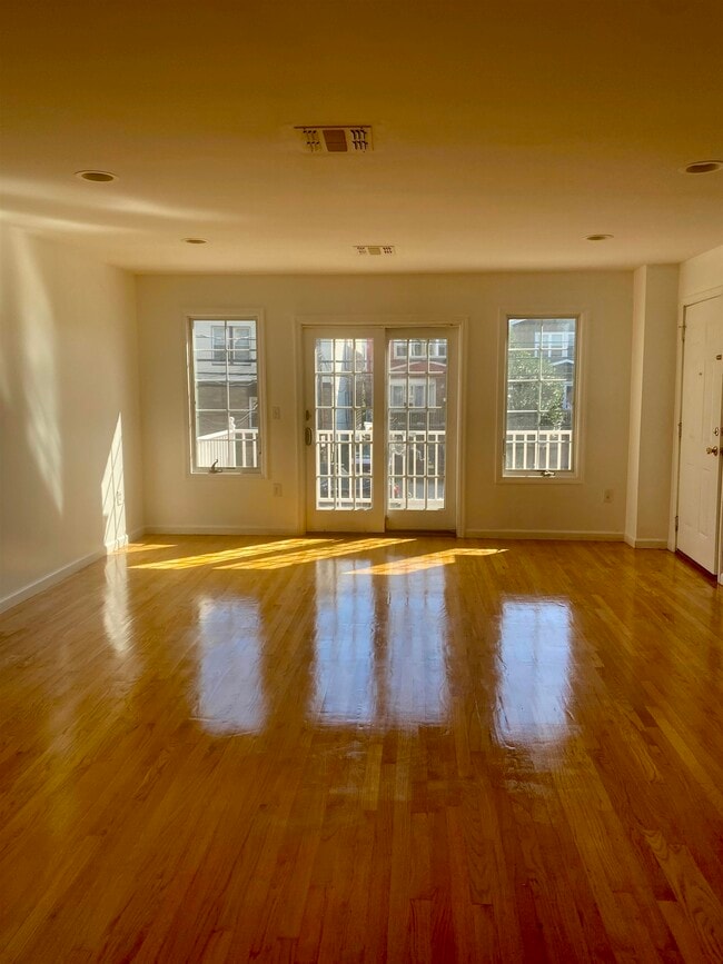 Building Photo - 525 AVENUE A Ave