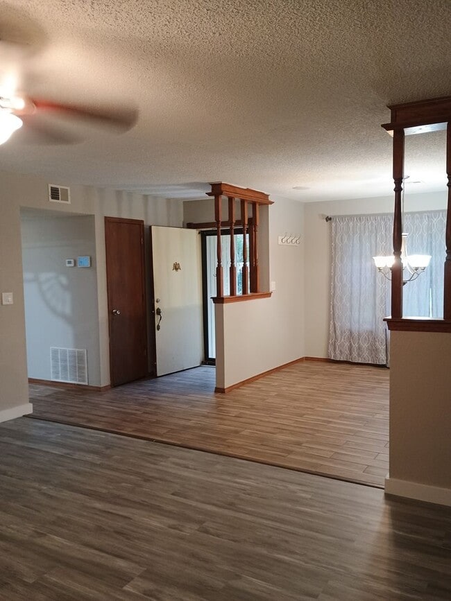 Building Photo - Country living at its BEST ! 3 bedroom 2 b...