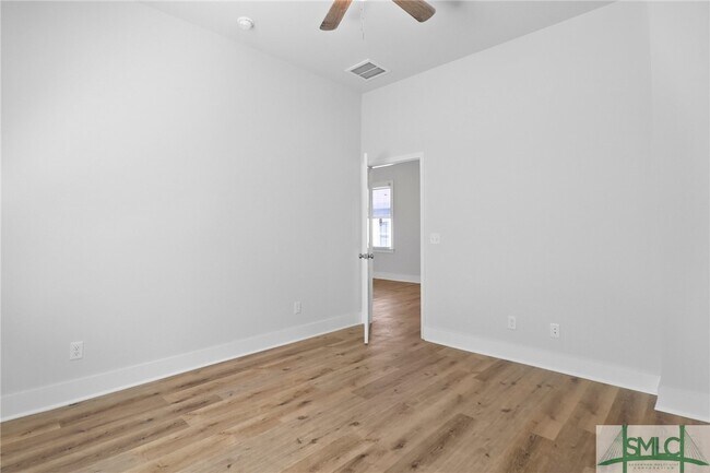 Building Photo - 826 W Victory Dr