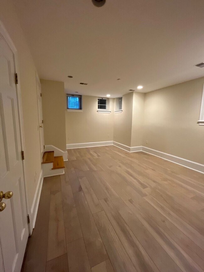 Building Photo - Updated 2 Bed / 2 Bath English Basement Condo in Dupont Circle