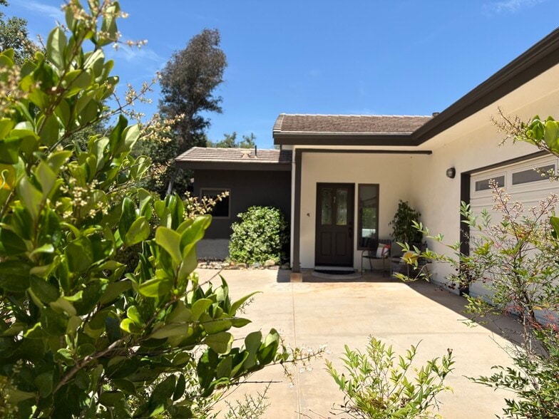 Building Photo - 340A Longhorn Ln