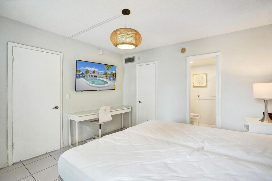 Building Photo - 450 Paradise Isle Blvd