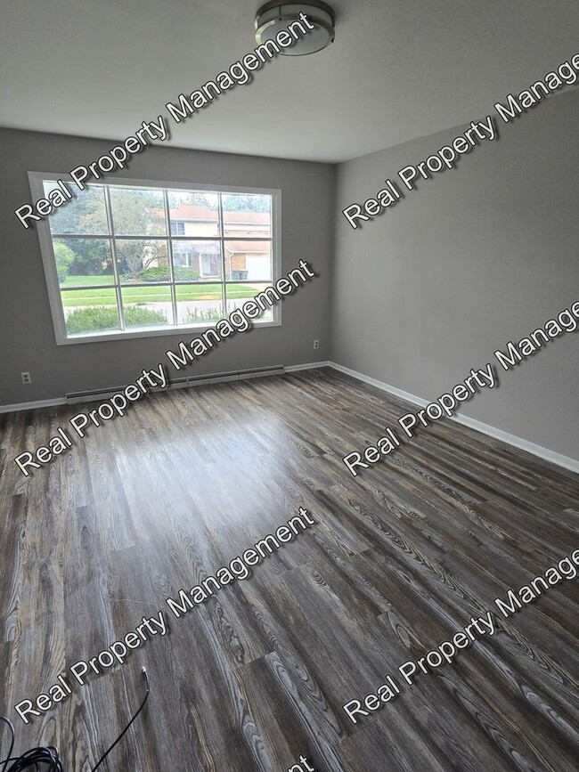 Building Photo - Large 2 Bedroom Duplex