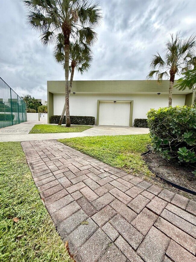 Building Photo - 4205 N University Dr