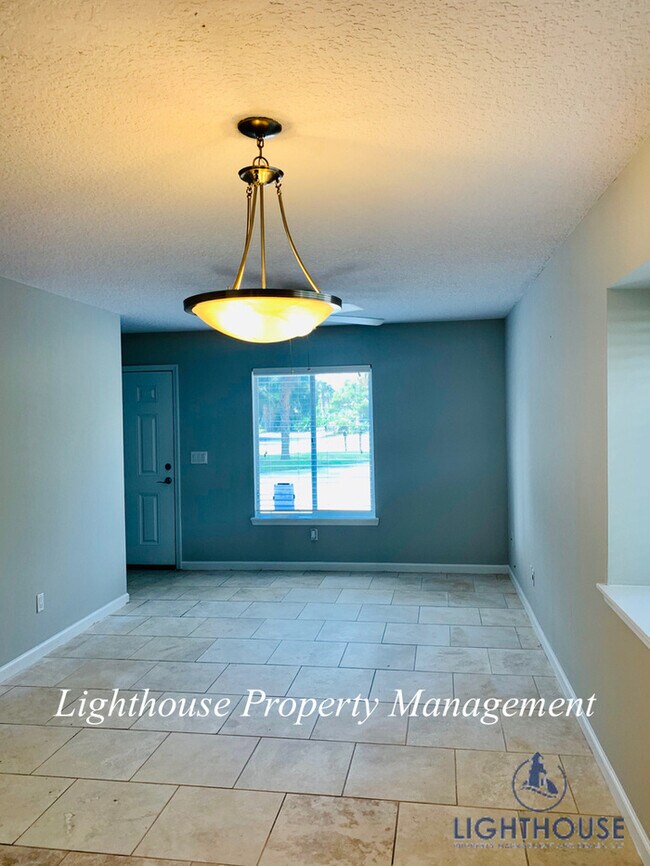 Building Photo - Renovated 2 Bedroom Townhome Just 8 Blocks From The Beach
