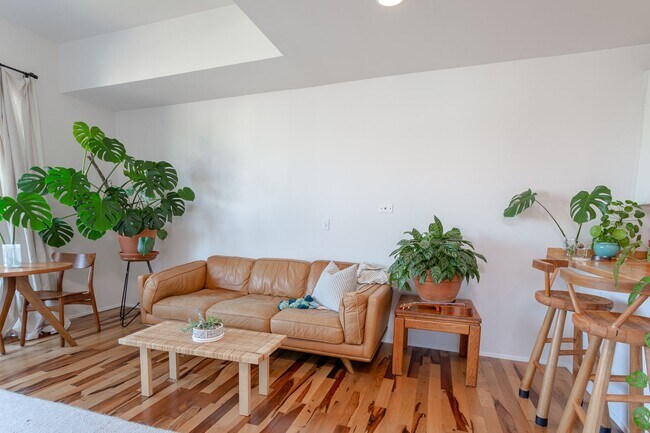 Building Photo - Cozy 1/BR 1/BA with Private Balcony & Mode...