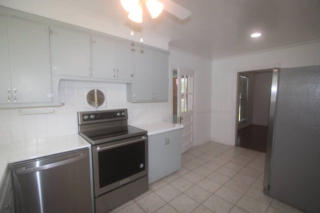 Building Photo - For Lease - 3 Bed, 1.5 Bath, 1600sqft, Sin...