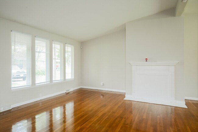 Building Photo - Fantastic 3bd/2ba home! Coming soon!