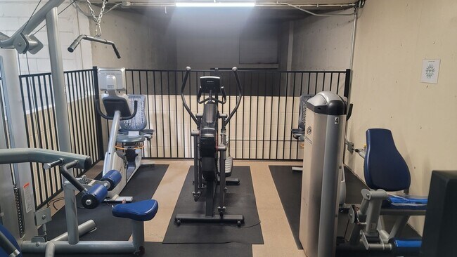 Building Photo - Yacht Harbor Towers (Ala Moana)-1282 sf, 2 bed+den, 2 bath, 2 prkg-INCLUDES UTILITIES