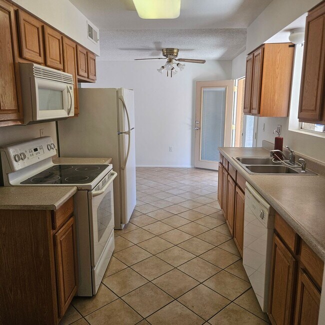 Building Photo - 9845 N 105th Dr