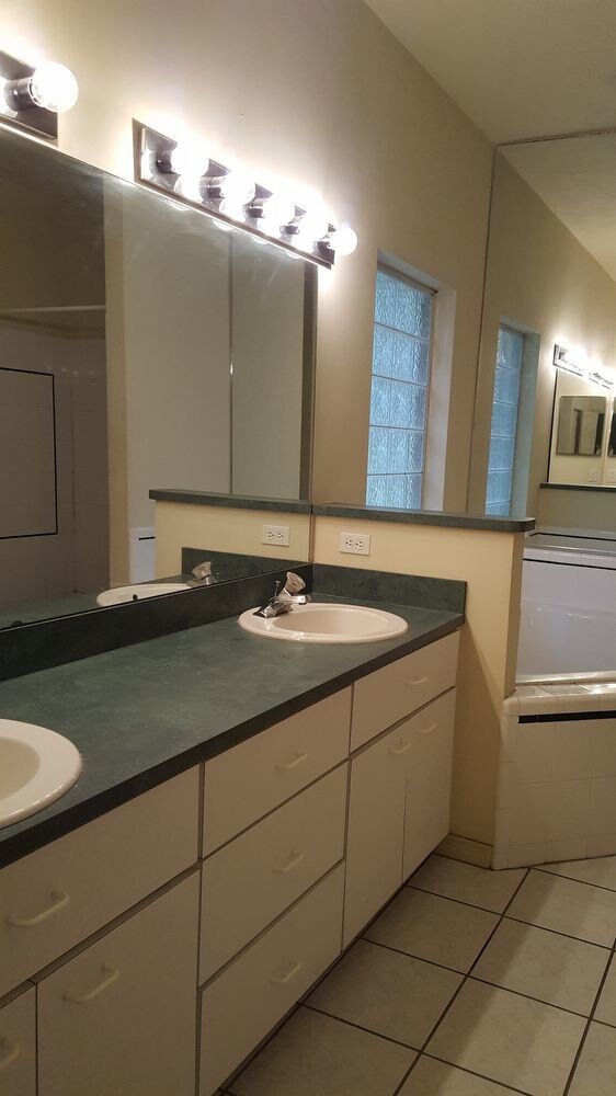 Building Photo - Capri Home