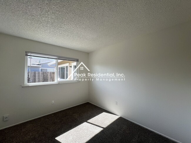 Building Photo - Spacious 4bd/2ba House with 2 Car Garage