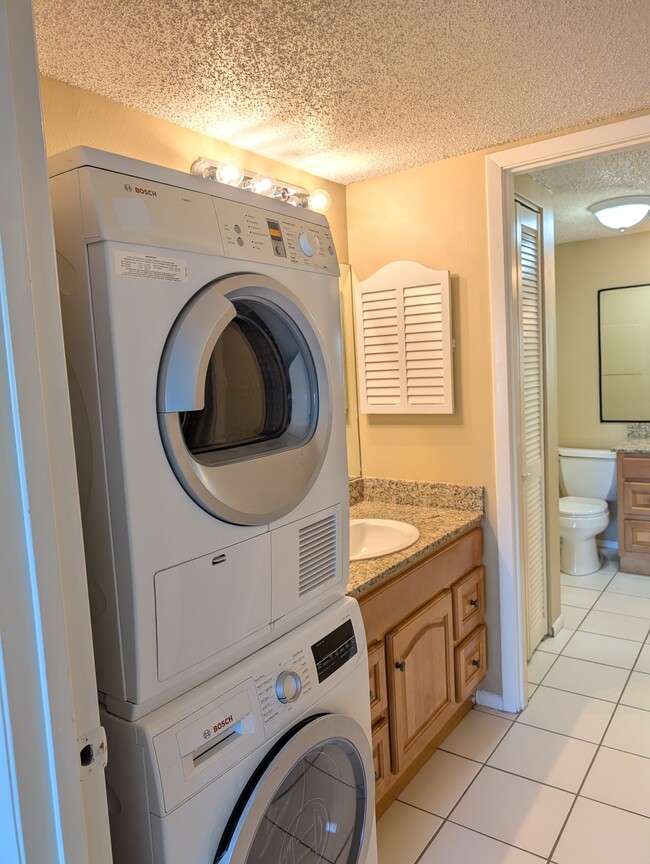 Building Photo - 3700 S Osprey Ave