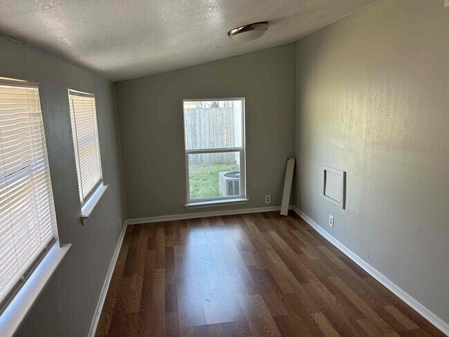 Building Photo - 3-Bedroom Home with Large Yard – Close to Schools!