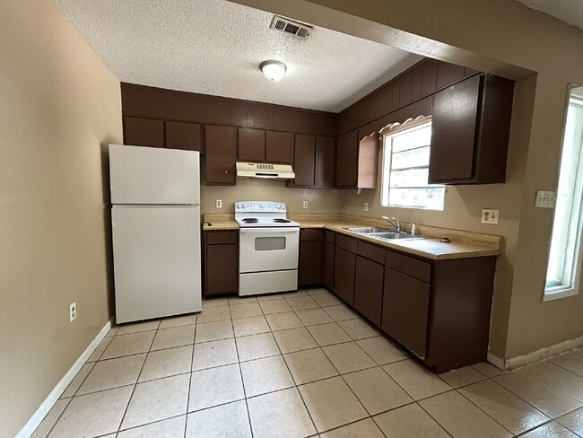 Building Photo - Duplex For Rent