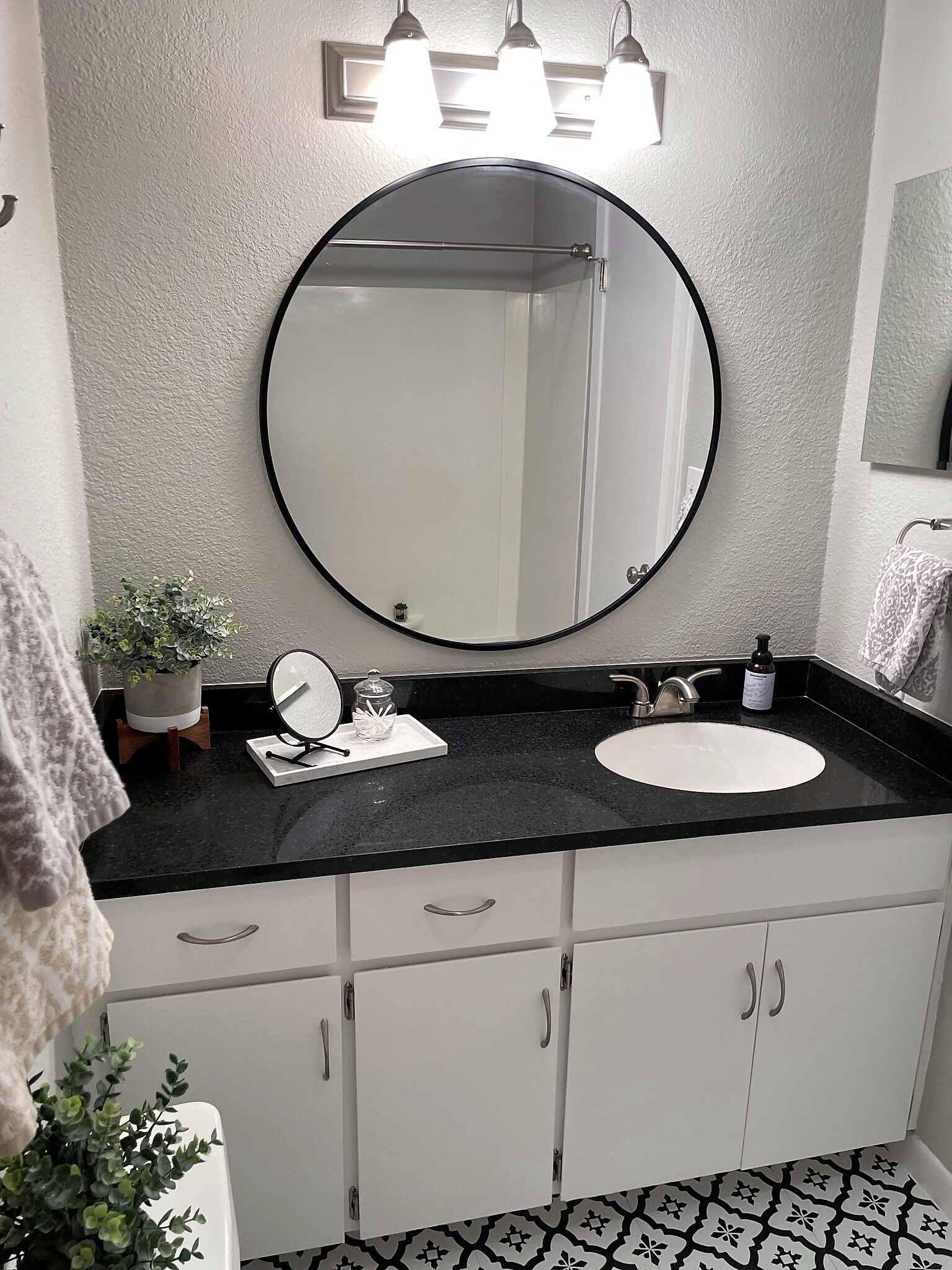 Hallway Bathroom - 6216 Robinson St