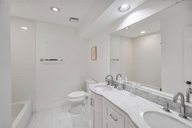 Building Photo - 8033 Oakwood Forest Dr