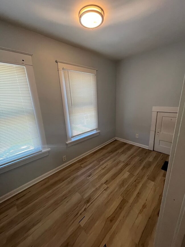 Building Photo - Three Bedroom House on Wyoming!