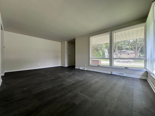 Building Photo - 490 St Bernard Dr