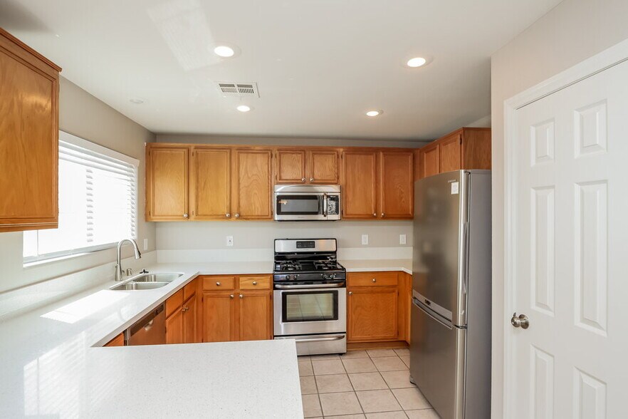 Building Photo - 9522 Green Spruce St