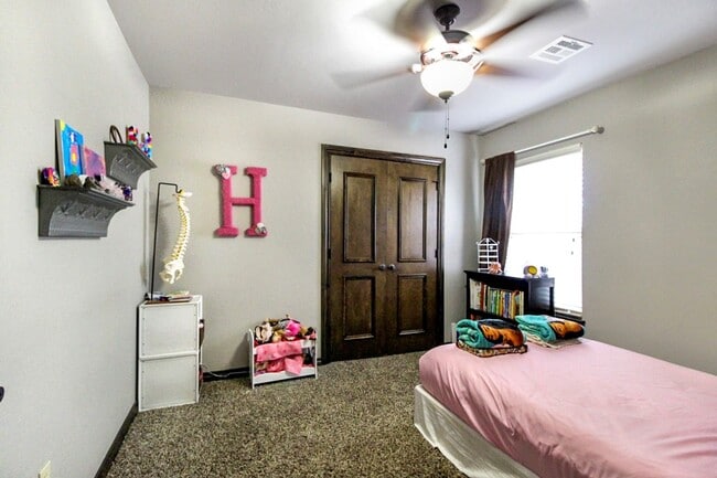 Building Photo - Perfect 4 bed, 2 bath, 3 car in The Grove/Deer Creek