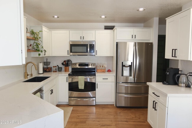 Building Photo - 3113 E Topeka Dr