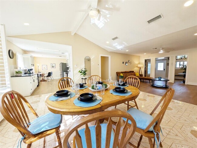 Building Photo - 3215 Royal Oaks Dr